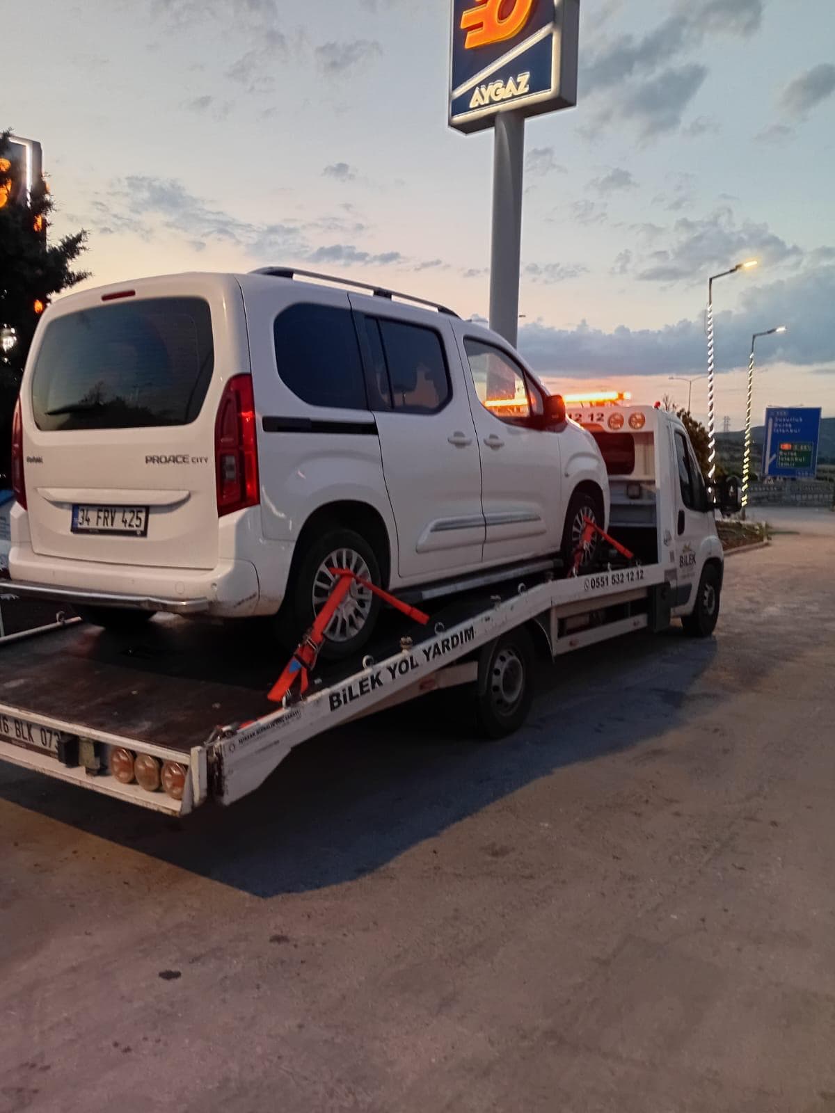 Akşam saatinde hafif ticari araç taşıma operasyonu