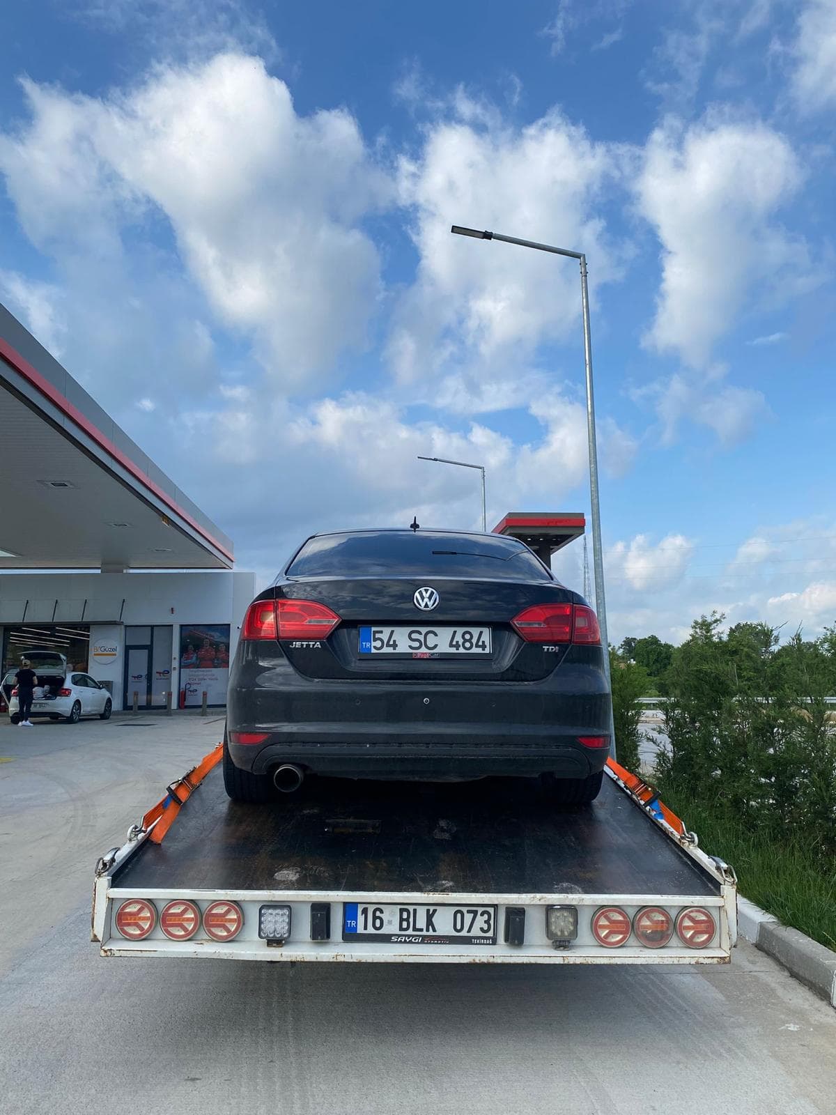 Binek aracın yol yardım çekicisiyle taşınması