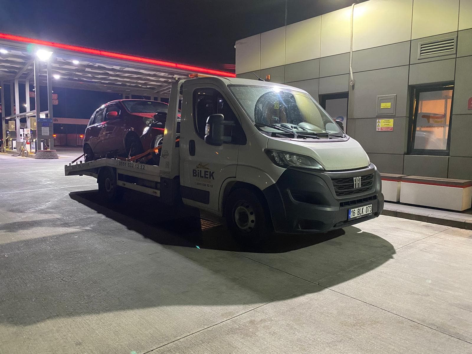 Gece gerçekleştirilen araç taşıma operasyonu