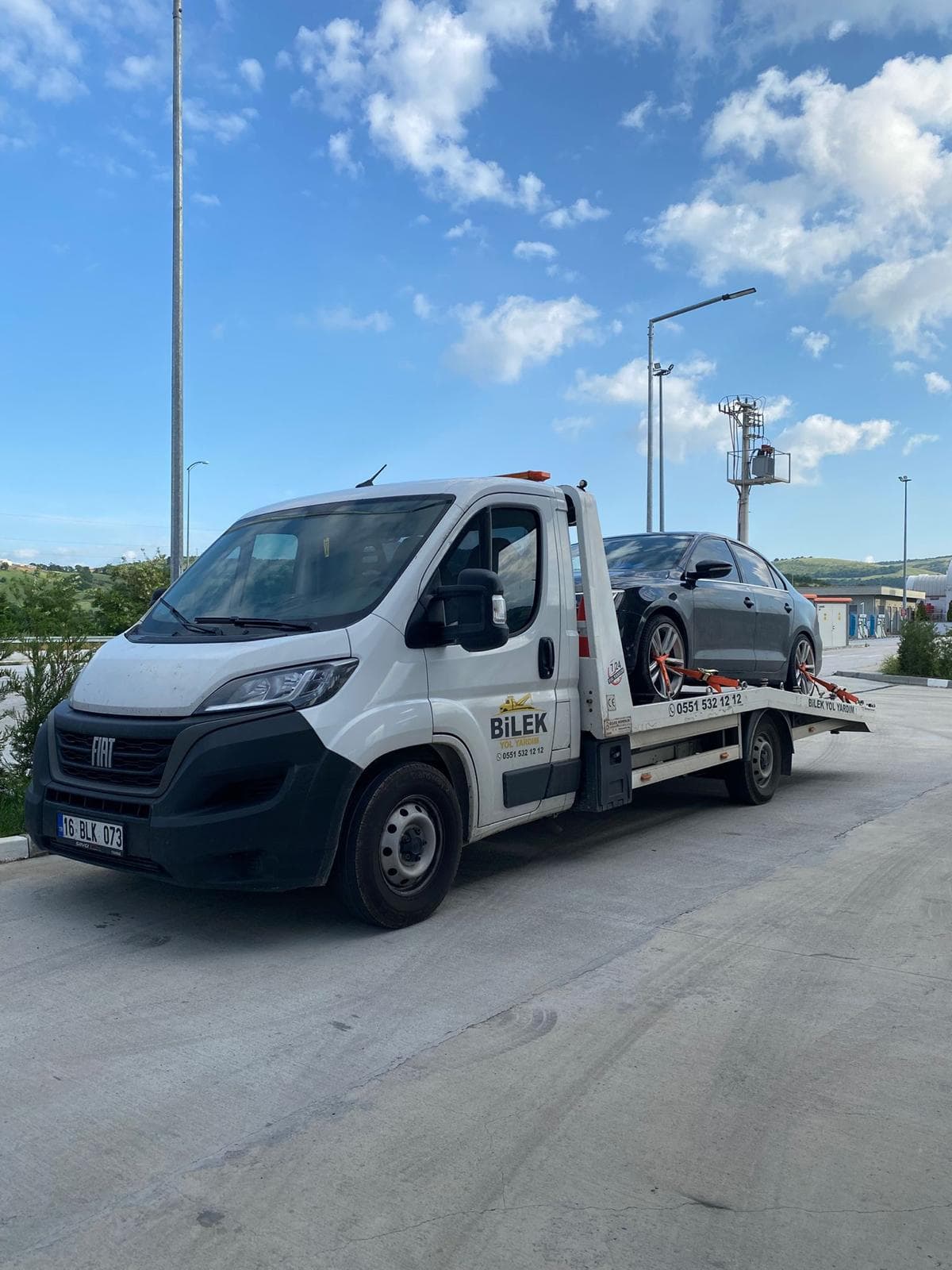Bilek Yol Yardım çekicisiyle istasyonda araç taşıma