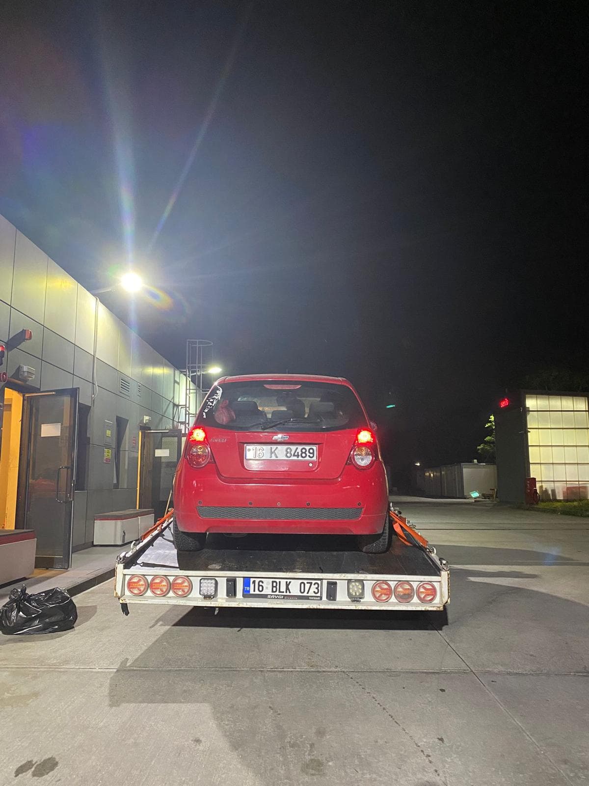 Kırmızı aracın gece çekiciyle taşınması