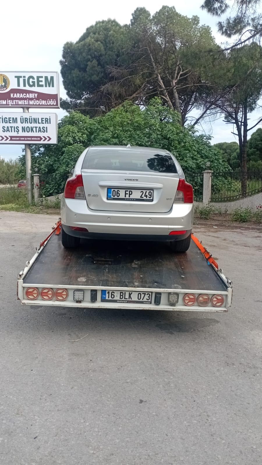 Beyaz aracın çekici platformunda taşınması