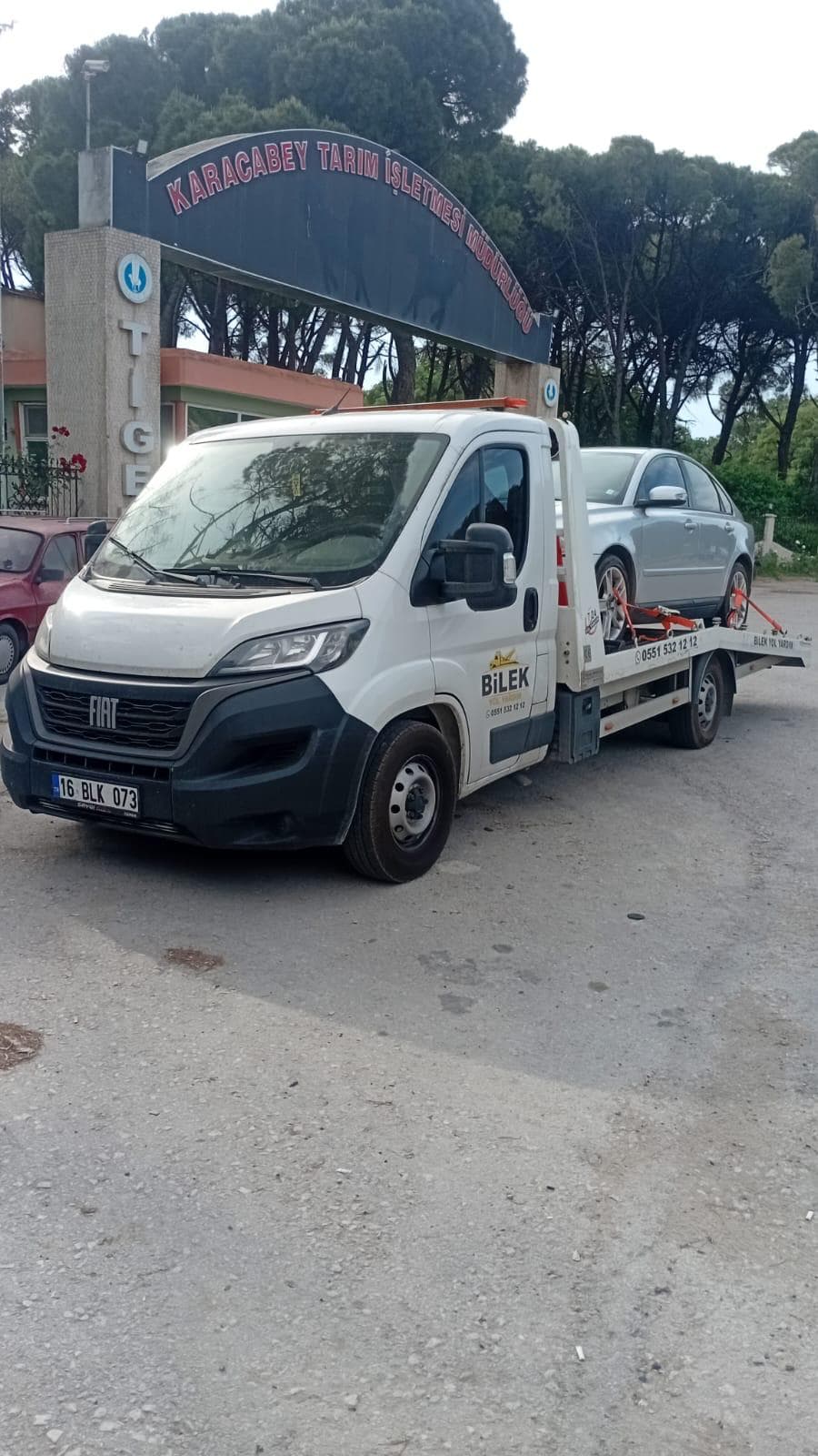 Bilek Yol Yardım çekicisi ve yüklü araç