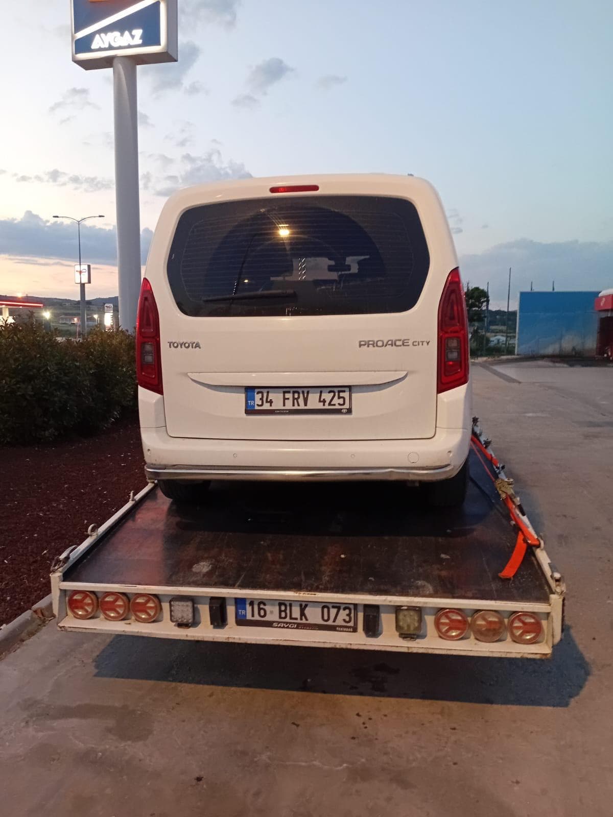 Beyaz hafif ticari aracın çekiciyle nakli