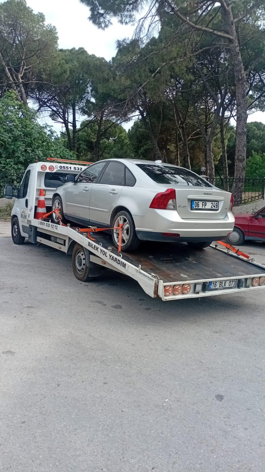 Gri binek aracın Bilek Yol Yardım çekicisiyle taşınması