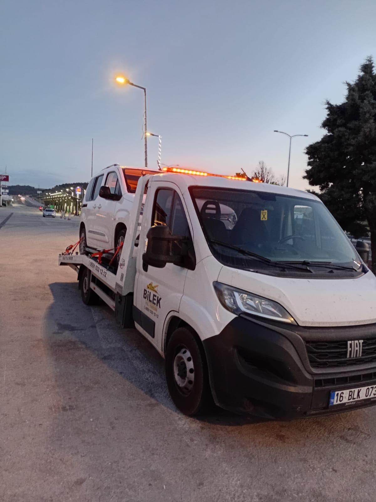 Akşam saatinde yol yardım aracıyla taşıma
