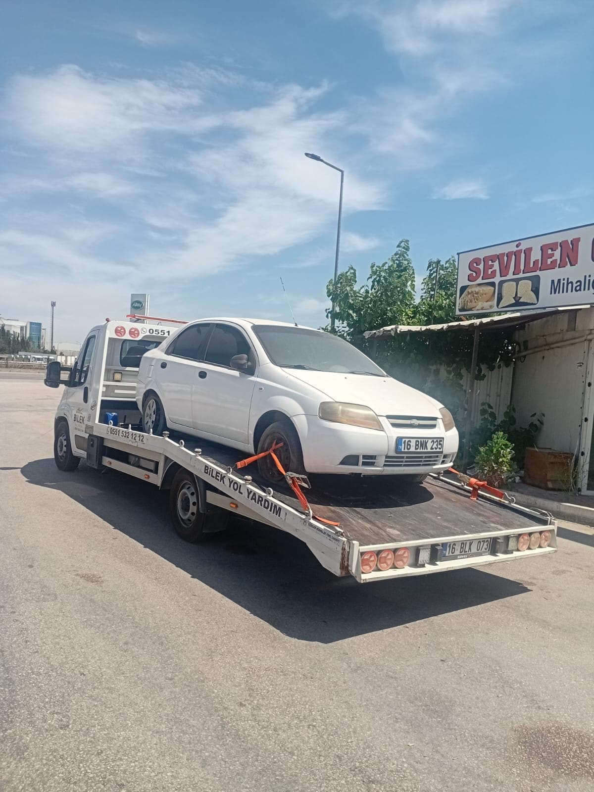 Beyaz binek araç için çekici hizmeti