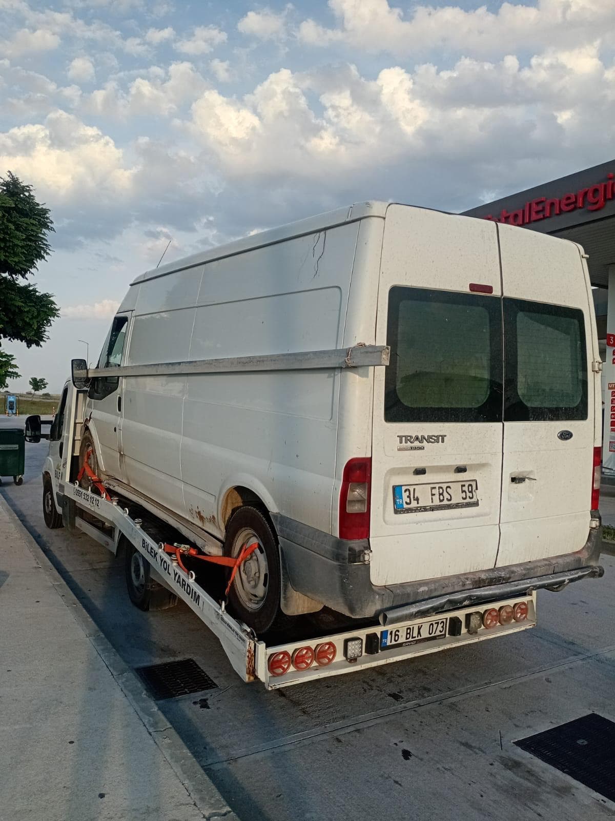 Panelvan aracın çekici platformunda taşınması