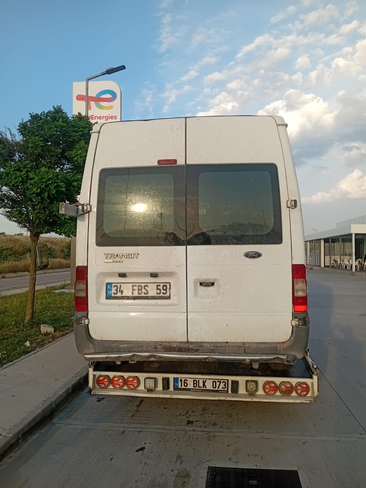 Panelvan aracın taşıma için güvenli sabitlenmesi