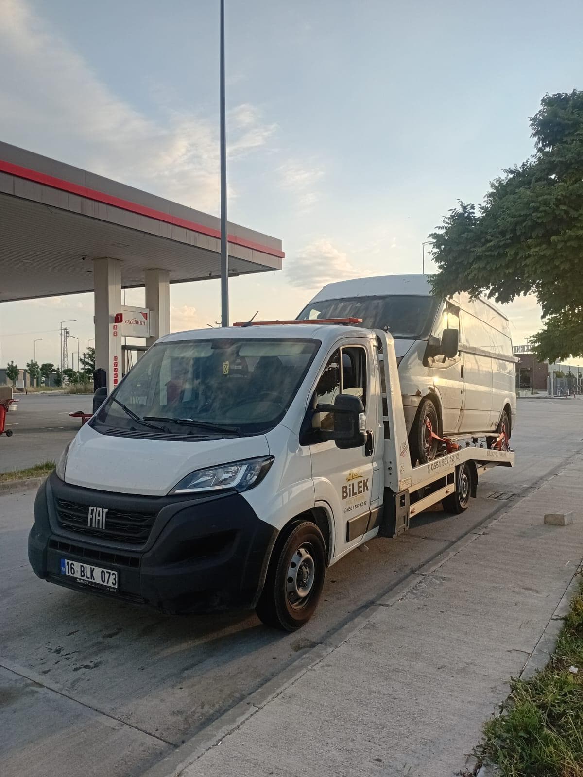 Bilek Yol Yardım çekicisinin istasyondaki taşıma operasyonu