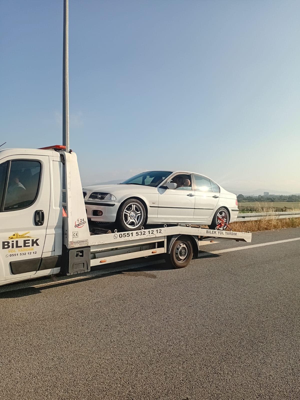 Gümüş renkli sedan aracın çekiciyle taşınması