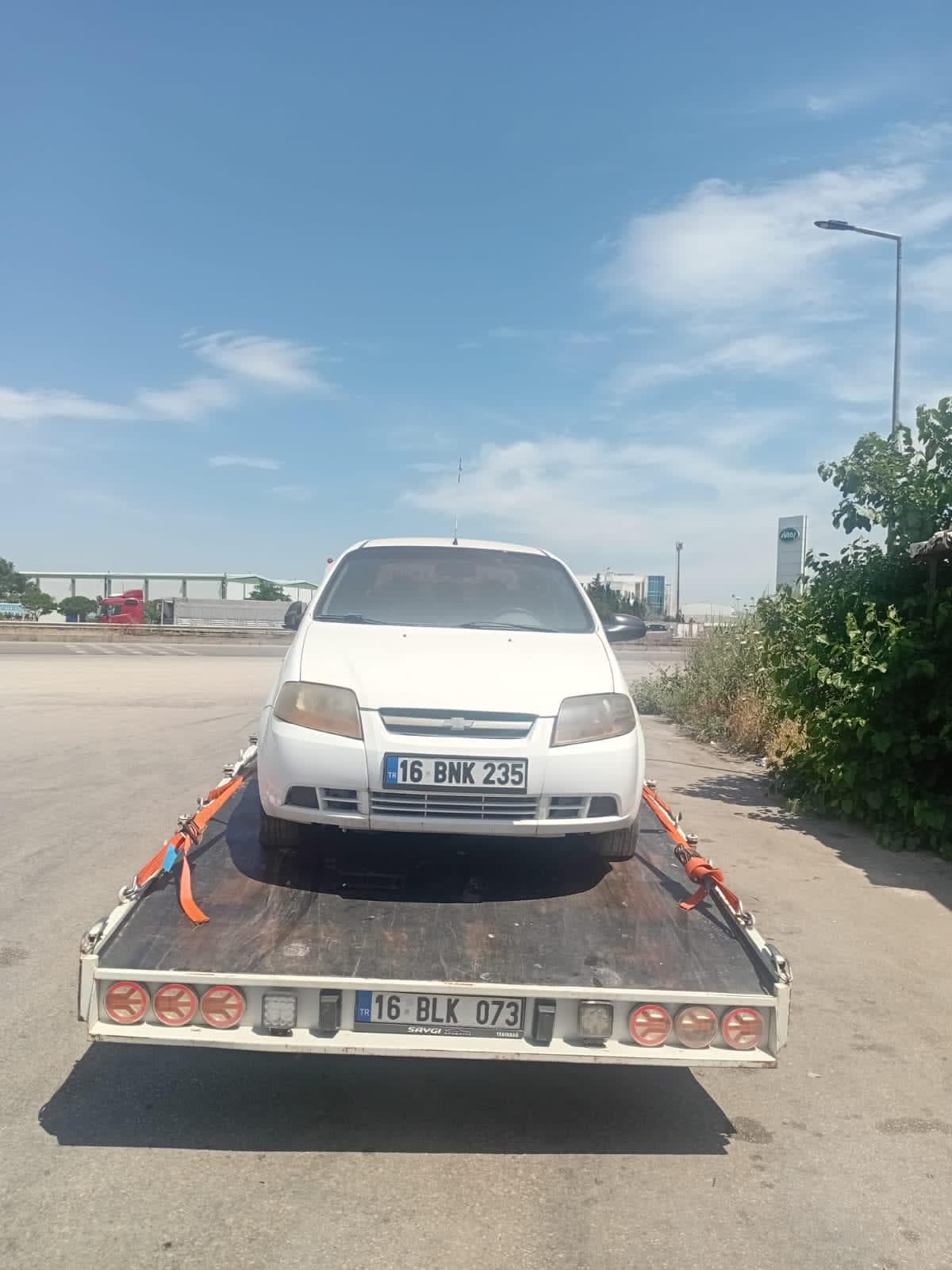 Küçük ticari aracın çekici platformunda nakli