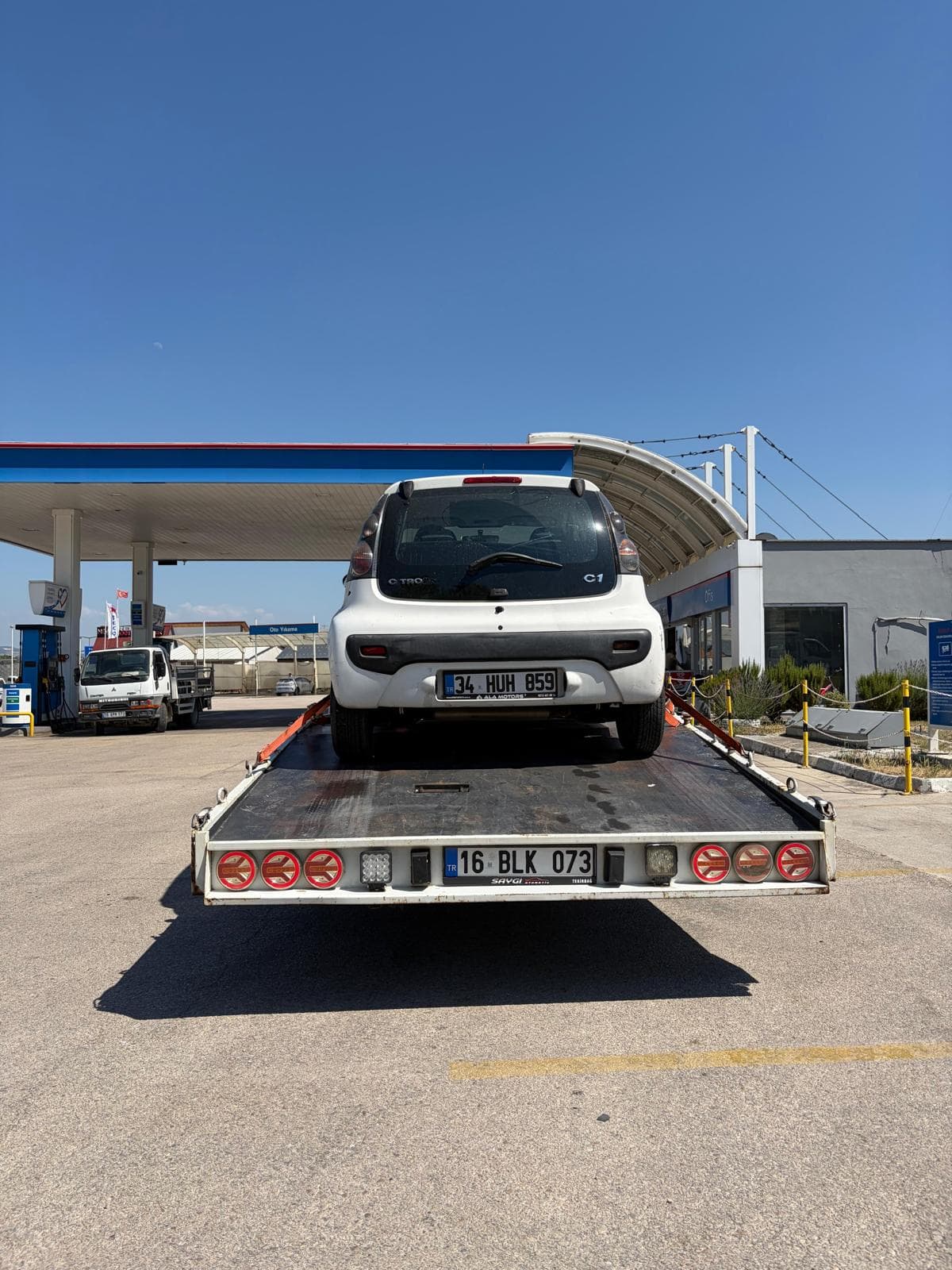 Beyaz SUV aracın yol yardım çekicisiyle taşınması