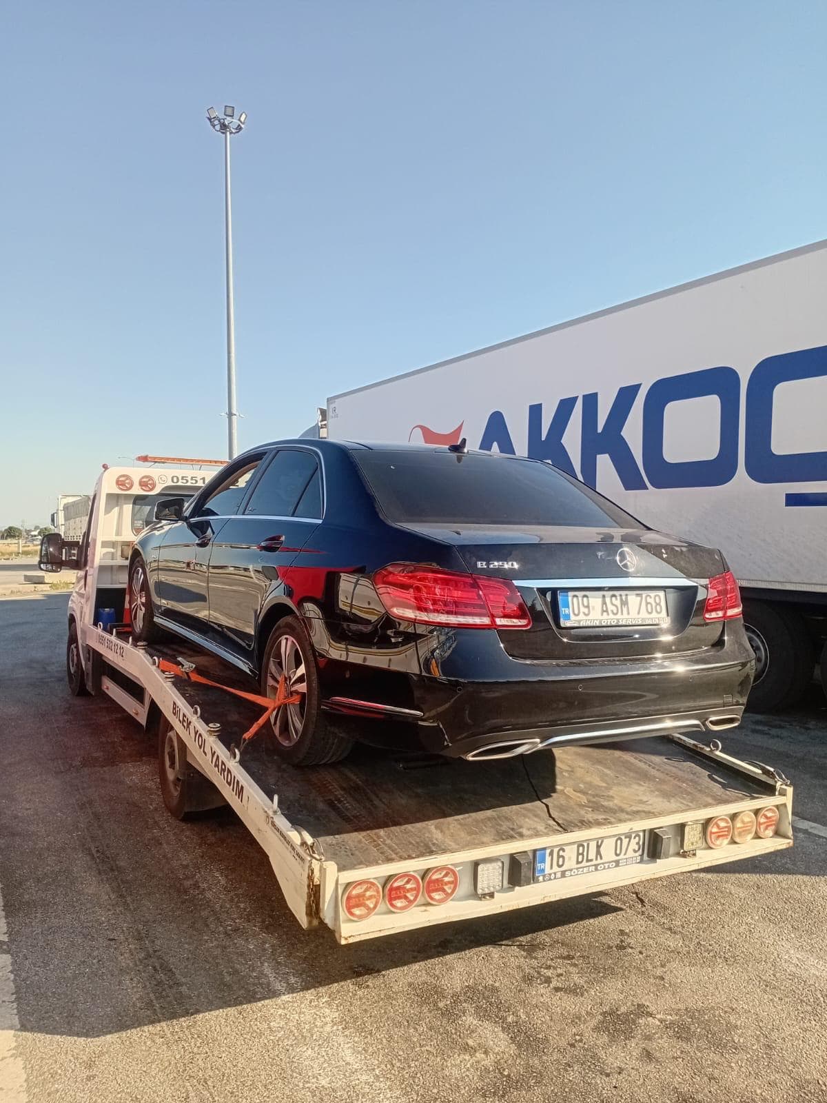 Siyah sedan aracın çekiciyle güvenli nakli