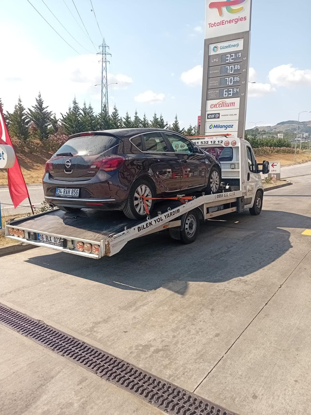 Kırmızı hatchback aracın çekiciyle taşınması