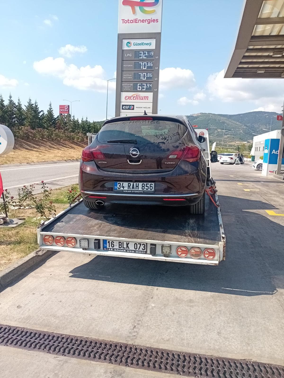Kırmızı aracın Bilek Yol Yardım platformuna yüklenmesi